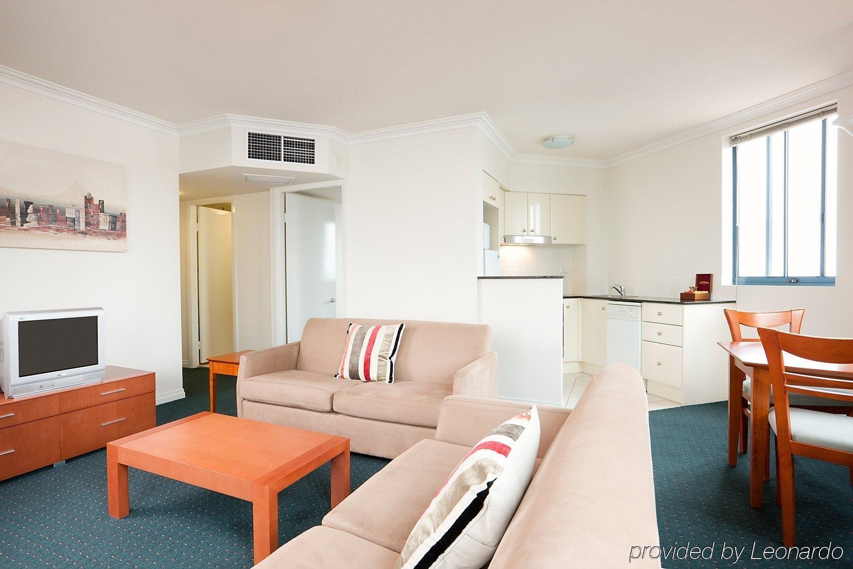 Hotel Mantra On Queen 4*