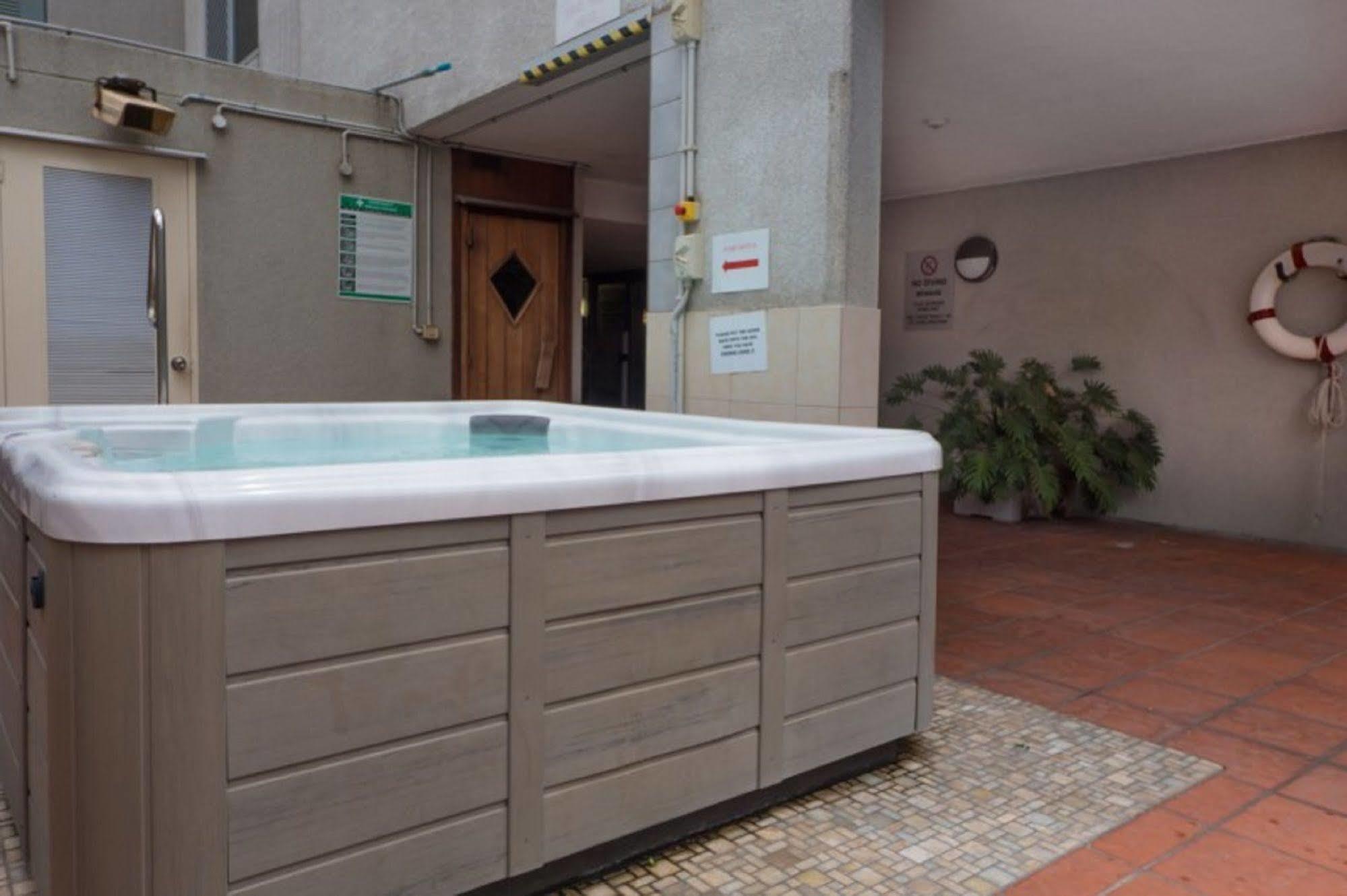Aparthotel Abbey On Roma & 4*