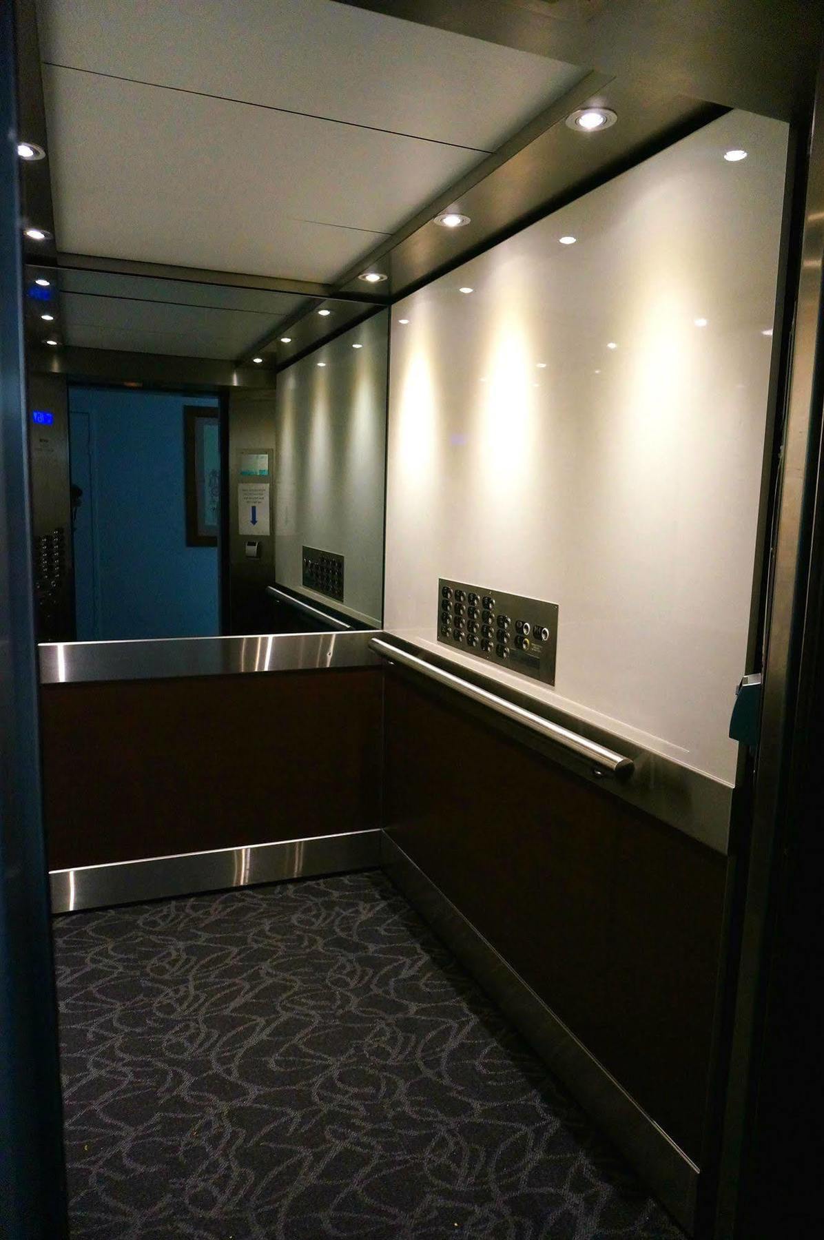 Aparthotel Abbey On Roma & 4*