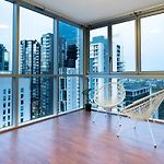 Spacious 3 Bed City Apt With Car Park, Pool & Gym