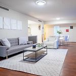 Spacious 3 Bed City Apt With Car Park, Pool & Gym