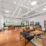 Lovely 2 Bedroom Unit Pool,Gym Workspace & More