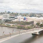 1404 Sophistication And Luxury On The Brisbane River By Stylish Stays