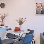 Lovely 2 Beds Apt With City View At South Brisbane