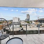 Spacious Inner City Apartment With Free Parking