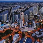 Executively Inspired - 2 Bed 2 Bath Apt On Queen St With Carpark Fast Wifi Rooftop Pool And Sleeps 5
