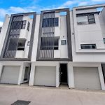 J24B - Bulimba Home From Home