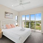 Luxury Hilltop Brand-New 5Bd Holiday Home