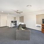 Large House 7 Mins From Airport