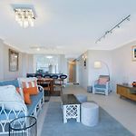 \'Riverside Terrace\' Inner-City Retro-Chic With Pool