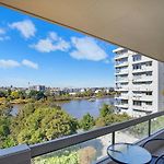 \'Riverside Terrace\' Inner-City Retro-Chic With Pool