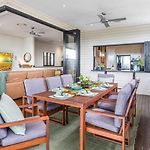 Beautiful Modern Home In Heart Of New Farm