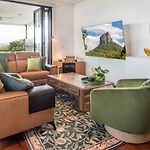 Beautiful Modern Home In Heart Of New Farm