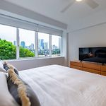 Riverside Apartment With City & Story Bridge View