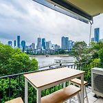 Riverside Apartment With City & Story Bridge View