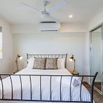 Slick 1 Bedroom + Carpark Apartment - Walk To City