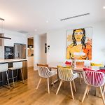 East Brisbane Stay - Balcony, Parking & City Access