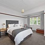 Art Deco In Ascot! ~ 2 Bed / 1 Bath / 1 Car