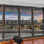 Skyhigh Executive! ~ 2Bed/2Bath/1Car/Views ~ Cbd