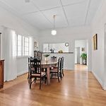 Nan\'S House! 2Bed, 1Bath, 1Car ~ East Brisbane