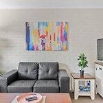 Hidden Away In New Farm ~ 1 Bed/1 Bath/1 Car