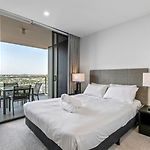 Stunning Cityview 1Br Apt, 1 Min To Train