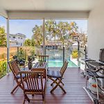 On Esplanade Own Flat & Pool, 2 Kms To Manly Cafe Precinct