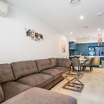 Westend 3 Bedroom Split Level Townhouse Next To River
