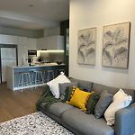 Great Located Unit/Private Balcony, Pool,Gym,Parking