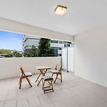 Modern Riverside Oasis - Gym Pool Wifi & Parking