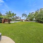 Modern Riverside Oasis - Gym Pool Wifi & Parking