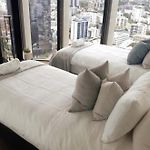 Executively Inspired - 2 Bed 2 Bath Apt On Queen St With Carpark Fast Wifi Rooftop Pool And Sleeps 5