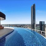 Executively Inspired - 2 Bed 2 Bath Apt On Queen St With Carpark Fast Wifi Rooftop Pool And Sleeps 5