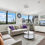 1-Bed Brisbane City Pad With Sweeping Views