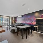 Discover Urban Bliss In Our 1-Bedroom King Bed Apartment! City Views And Cultural Gems