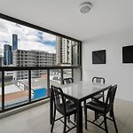 Discover Urban Bliss In Our 1-Bedroom King Bed Apartment! City Views And Cultural Gems