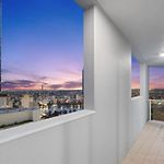 Lux Sub-Penthouse With Casino Views