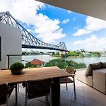 3 Bedrooms 2 Bathrooms Apartment W Parking & Pool