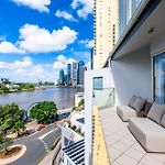 3 Bedrooms 2 Bathrooms Apartment W Parking & Pool