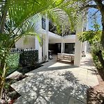 2-Bed Unit With Large Backyard, Bbq & Parking
