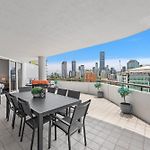 Lavish 3-Bed With Wraparound Balcony And Pool