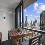 City High-Rise 1-Bed With Pool, Gym And Parking