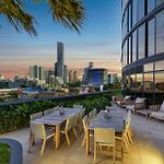City High-Rise 1-Bed With Pool, Gym And Parking
