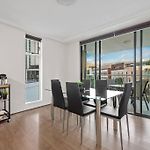Superb 2Bed 2Bath 1Car Views Cbd