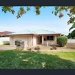 Carindale Family Home/Close To Westfield & Highway