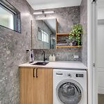 Comfort Cove - Quiet Luxury With Full Kitchen