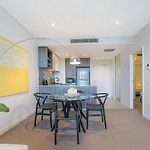 \'Urban Lushscape\' Riverside Retreat In Newstead