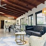Charming Home In Sunnybank Close To Plaza With Pool