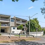 Spacious 2B2B Apt Close To Cbd - Free Parking