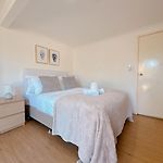 Comfy Unit Near Garden City Westfield Street Parking